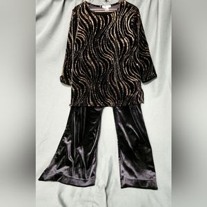 Women's Gold & Black Velvet Outfit By Notations, Women's Size Large